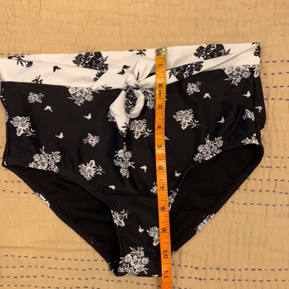 22. Black and White Bikini Bottom - Picture 5 of 9